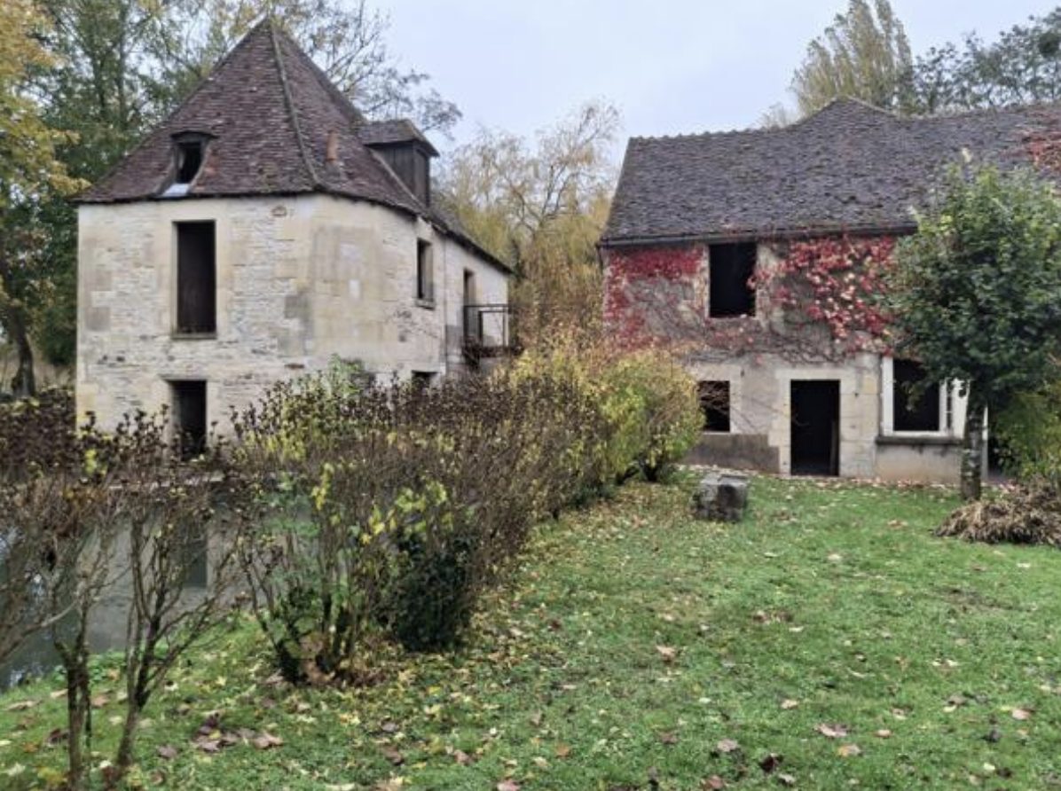 Le moulin et la grange aujourd'hui, côté jardin et rivière