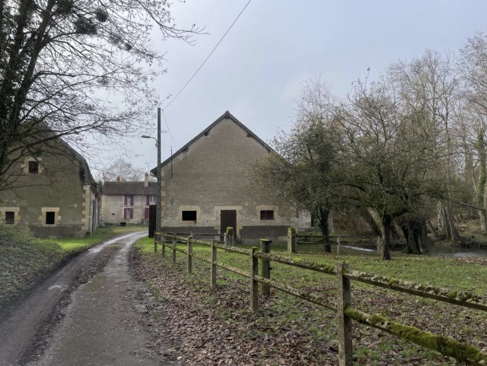L'ensemble du moulin et de la grange depuis le chemin